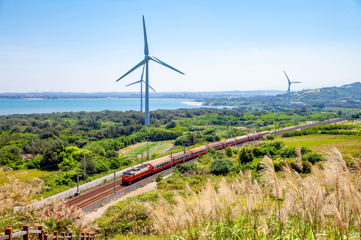 Eisenbahn-Küstenstrecke mit Windturbinen in Miaoli, Taiwan - © Sean Hsu - stock.adobe.com