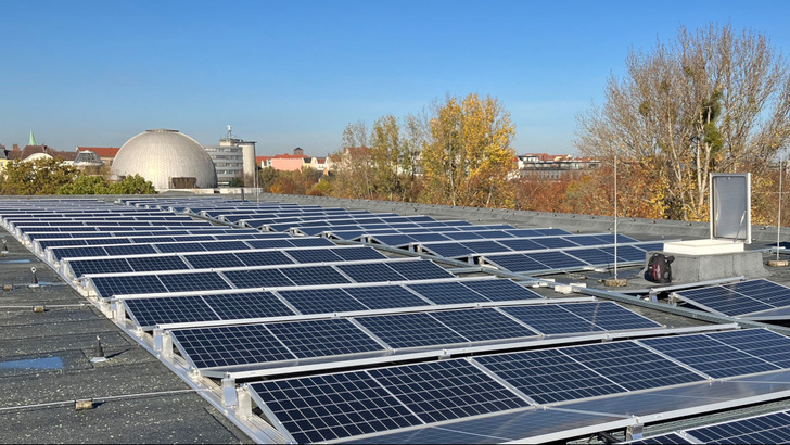 Berlin hat schon begonnen, seine öffentlichen Gebäude für die Photovoltaik zu nutzen, wie hier auf dem Dach der Schule am Planetarium im Prenzlauer Berg. - © Berliner Stadtwerke