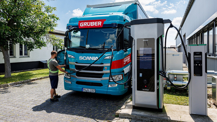 Der neue Elektro-Truck wird jedes Jahr eine Strecke von etwa 60.000 Kilometer zurücklegen. - © Jens Schlueter/Siemens AG