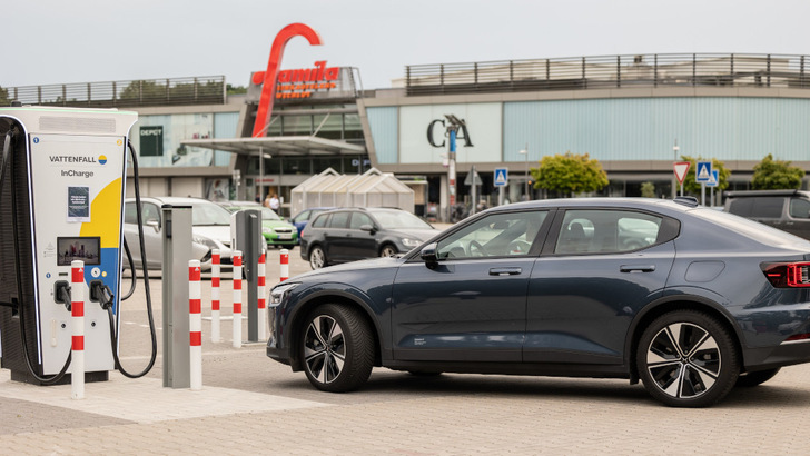 Die Kund:innen von Famila in Oldenburg können jetzt ihre Autos auf dem Parkplatz vor dem Center laden. - © Vattenfall