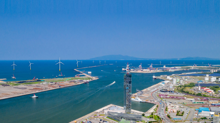 Japans erster Offshore-Windpark Akita-Noshiro, hier der Hafen von Akita mit 13 Windenergieanlagen ist noch ein Nearshore-Park. Weitere 20 Turbinen stehen im Hafen von Noshiro. Bei allen handelt es sich um Anlagen von Vestas vom Typ V117 mit 4,2 Megawatt Nennleistung. Auch Japan hat große Zubauerwartungen bei Offshore-Windkraft. - © AOW