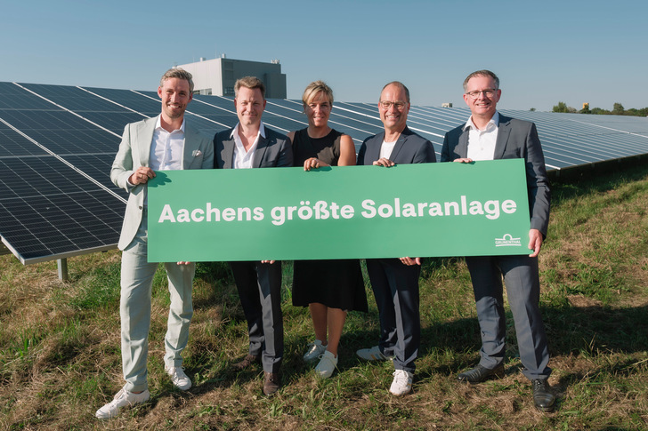 Dave Gebauer, Geschäftsführer Solarimo GmbH, Gabriel Baertschi, CEO Grünenthal, Mona Neubaur, stellvertretende Ministerpräsidentin des Landes Nordrhein-Westfalen, Christoph Hausser, Standortleiter Grünenthal Deutschland, und Niklas Wiegand, Geschäftsführer Engie Deutschland GmbH (v. l. n. r.), bei der Einweihung Aachens größter Solaranlage. - © ENGIE