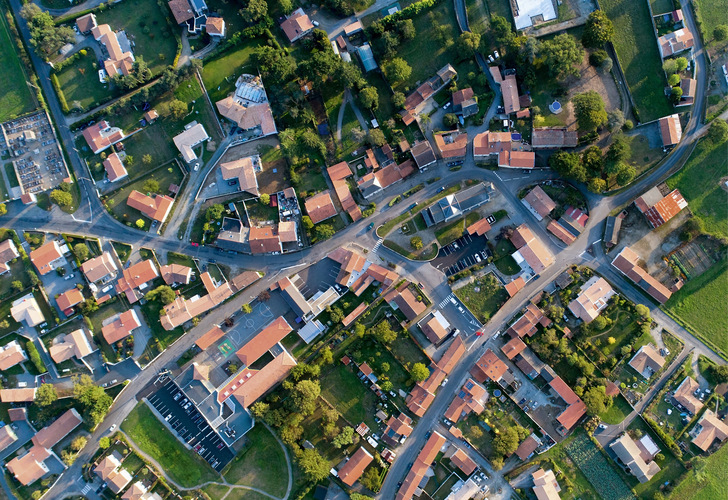 Lokales Energy-Sharing füllt die Lücke zwischen Eigenverbrauch und Bürgerenergiegesellschaften. - © Foto: altitudedrone - stock.adobe.com