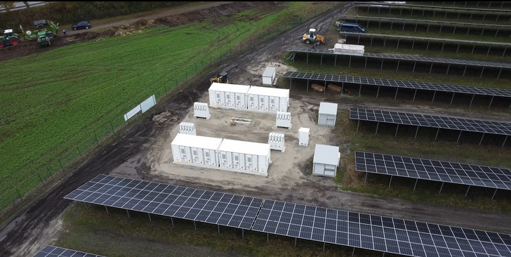 Solarfeld mit Großspeicher von Fusionsolar – so lassen sich Netzschwankungen ausgleichen. - © Foto: Huawei Fusionsolar