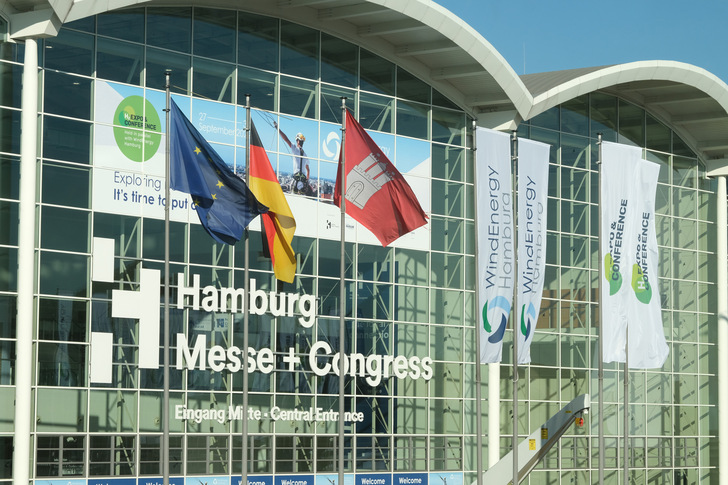 Wind Energy Hamburg öffnet nach 2022 auch 2024 wieder ihre Pforten für Nachwuchskräfte, Fachkräfte und Wechselwillige.  - © ©Hamburg Messe und Congress/Stephan Wallocha