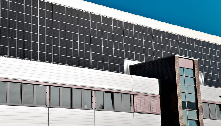 Industriefassaden sind perfekt für die Integration von Solarmodulen. Denn die Fläche ist oft so groß, wie der ­Strombedarf der Unternehmen. - © Foto: K2 Systems