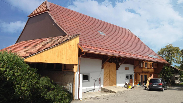 Solche Lösungen wie hier die terracottaferbanen Dachziegel sollten für den Denkmalschutz keine Hürde darstellen. - © CSEM