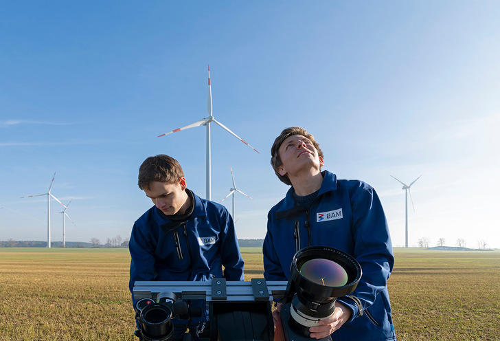 Passive Thermografie von Windkraftanlagen zur Detektion von Schäden in Rotorblättern: Michael Stamm (r) und Ludwig Rooch  bei der Messung in einem brandenburgischen Windpark. - © Bundesanstalt fuer Materialforschung u.-pruefung (BAM)