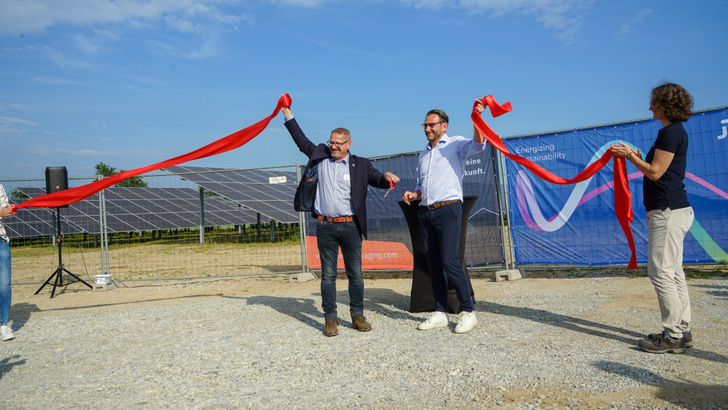 Carsten Bovenschen von Juwi (re.) und Christof Spies von Spies Packaging (li.) haben den neuen Solarpark in Betrieb genommen. - © Juwi