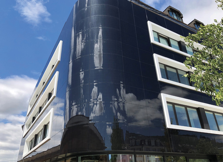 Die neue Solarfassade des MVZ in Marburg wird über einen Stromliefervertrag refinanziert. Der Verbrauch des Stroms vor Ort ist der Hebel 
zur Wirtschaftlichkeit von Solarfassaden. - © Foto: Sunovation Die neue Solarfassade des MVZ in Marburg wird über einen Stromliefervertrag refinanziert. Der Verbrauch des Stroms vor Ort ist der Hebel 
zur Wirtschaftlichkeit von Solarfassaden.