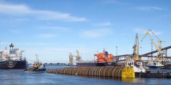 Unendliche Weiten. Gigantische Monopiles wie dieser 73,5 Meter lange Pfahl aus Rostock sind eine Möglichkeit der Kostensenkung bei den Offshore-Fundamenten. - © Foto: EEW Special Pipe Constructions GmbH