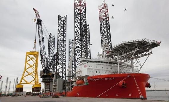 Installation des ersten Jacketfundaments mit Suction-Bucket-Podesten im Nordsee-Windpark Borkum Riffgrund 1. | Installation des ersten Jacketfundaments mit Suction-Bucket-Podesten im Nordsee-Windpark Borkum Riffgrund 1. - © Foto: Dong Energy