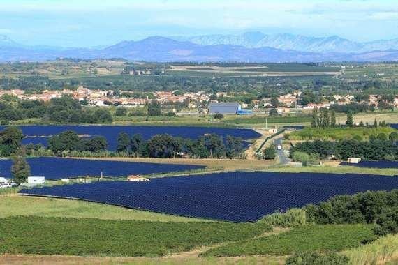 Der 87 Hektar große Ortaffa Solar- und Agrarpark ist ein ökologisches Vorzeigeprojekt in den französischen Pyrenäen, nahe der Grenze zu Spanien, der Juwi-Gruppe aus Rheinland-Pfalz. Eingesäumt von neu angelegten Weinbergen sowie weitläufigen Schaf- und Bienenwiesen, verwandeln 300.000 Solarmodule die Kraft der Sonne in sauberen Strom für mehr als 10.000 Haushalte. - © Foto: Juwi