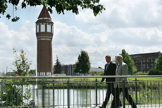 Energiegenossenschaft Lehrte-Sehnde | Volker Böckemann und Rainer Eberth von der Energiegenossenschaft Lehrte-Sehnde vor dem Wasserturm und dem Neubau der Satdtwerke Lehrte. - © Foto:Andreas Fründt