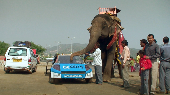 Louis Palmer während seiner grünen Weltumrundung mit dem Solartaxi in Indien. - © Foto: Louis Palmer