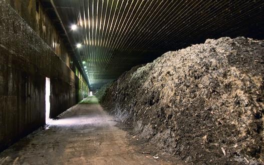 In Kompostwerken wird der Inhalt häuslicher Biotonnen in 6 bis 8 Wochen im Komposttunnel zur nährstoffreichen Erde. Eine mechanische Belüftung versorgt dabei das Material kontinuierlich mit Luft. - © Foto: Sutco Recyclingtechnik GmbH