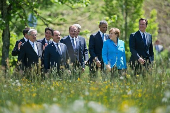 G7 in Elmau, Juni 2015 | Wieder ein hellblauer Blazer wie hier beim Gipfel von sieben führenden Industrienationen in Elmau 2015 - oder passt zur Klimakanzlerin besser ein grüner? Oder will Angela Merkel gar beim EU-Gipfel in Brüssel heute und morgen mehr als Farbtupfer-Politik betreiben und sich glaubwürdig für ehrgeizige Klimaschutzverabredungen einsetzen? - © Foto: Bundesregierung/Gottschalk G7 in Elmau, Juni 2015 | Wieder ein hellblauer Blazer wie hier beim Gipfel von sieben führenden Industrienationen in Elmau 2015 - oder passt zur Klimakanzlerin besser ein grüner? Oder will Angela Merkel gar beim EU-Gipfel in Brüssel heute und morgen mehr als Farbtupfer-Politik betreiben und sich glaubwürdig für ehrgeizige Klimaschutzverabredungen einsetzen?