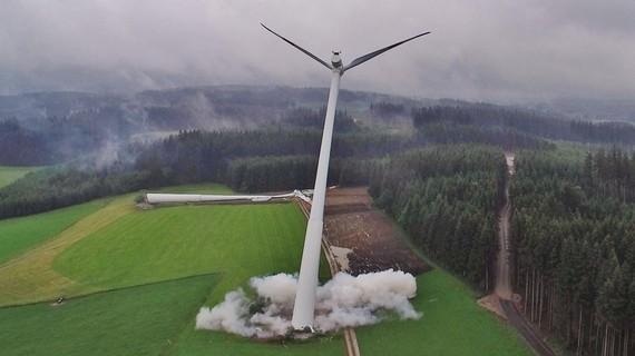 Sprengung im Allgäu | Zwei müssen weichen: Um für das Repowering Platz zu machen, ließ das AÜW am vergangenen Wochenende zwei Pfleiderer-Anlagen sprengen. - © Foto: weitblick-lufttechnik Mair / Allgäuer Überlandwerk