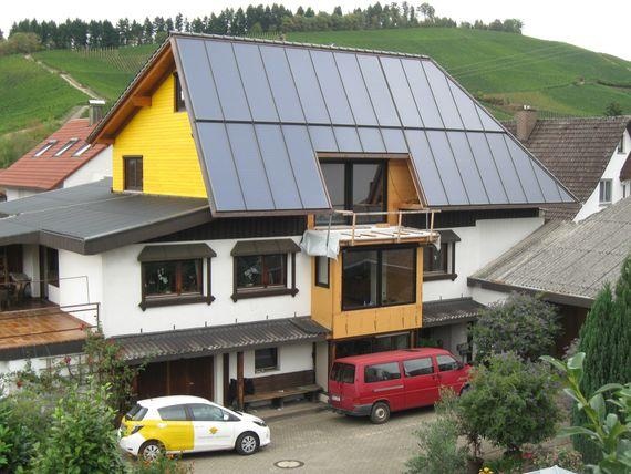 Sanierung mit Solarthermie: Durch die 72 Quadratmeter große Anlage können die Bewohner künftig etwa 80 Prozent ihres Wärmebedarfs solar decken. - © Foto: Solarwärme für alle / Gerold Weber Solartechnik