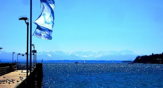 Starnberger See | Guter Wind am Starnberger See. Die Gemeinde Berg errichtet ihn bis Ende 2015: Just die Gemeinde, an der Bayerns historischer König Ludwig II. tot am Ufer aufgefunden worden ist - und wo in einer Kapelle die Bajuwaren heute noch einem daraus entstandenen Nationalmythos huldigen. - © Thomas Glintzer - Eigenes Werk/CC-BY-SA 4.0 über Wikimedia Commons