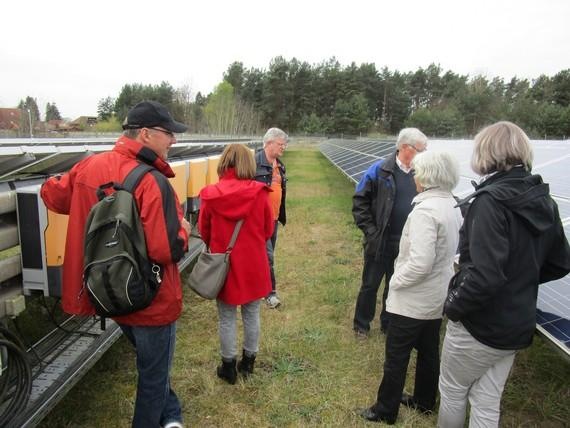 Mit dem Sonderbus ging es zur Photovoltaikanlage der Stadtwerke auf dem Domjüch-Gelände in Altstrelitz. - © Foto: Leea M-V GmbH