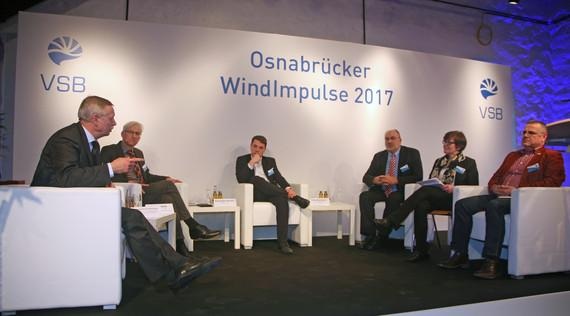 Die Podiumsgäste bei den Windimpulsen (v.l.): Christoph Schmidt-Eriksen (Referatsleiter Erneuerbare Energien, Energieeffizienz, Speicher im Niedersächsischen Ministerium für Umwelt, Energie und Klimaschutz), Lothar Nolte (Geschäftsführer, Klimaschutz- und Energieagentur Niedersachsen GmbH), Alexander Sewohl (Referent in der Stabsstelle für Erneuerbare Energien, BDEW Bundesverband der Energie- und Wasserwirtschaft), Peter Neumann (Leiter VSB-Regionalbüro Osnabrück), eine der Moderatorinnen, Annette Nüsslein von der Firma Windconsultant, Frank Mattioli (Referent für transdisziplinäre Kommunikation und Marketing, Energie-Forschungszentrum Niedersachsen). - © Foto: Nicole Weinhold