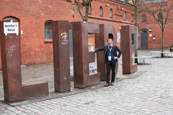 Felix Zhang im Hof der Berliner Kulturbrauerei. - © Nicole Weinhold