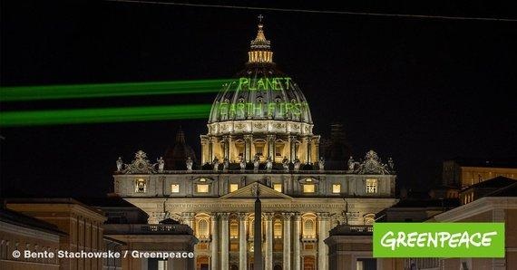 Trump besucht Papst 2017 | Vor dem Besuch des US-Präsidenten Donald Trump auf dessen erster Auslandsreise im Amt - beim Papst: Laserkanonen aus 800 Meter Entfernung werfen am frühen Mittwochmorgen den Greenpeace-Slogan Planet Earth First auf die Kuppel des Petersdoms. Die von Papst Franziskus eingeräumte Privataudienz für Donald Trump versprach ohnehin Spannung in Sachen Klimaschutz, da der katholische Oberhirte bereits öffentllich deutlich mehr Anstrengungen zum Klimaschutz angemahnt hat - der US-Präsident hingegen den Klimaschutz ausgerechnet der globalen wirtschaflichen Führungsmacht USA abbremsen will. - © Greenpeace Italia