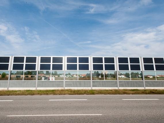 Die Neuöttinger Lärmschutzwand mit integrierter Solaranlage gewährt neugierigen Autofahrer Einblick. | Die Neuöttinger Lärmschutzwand mit integrierter Solaranlage gewährt neugierigen Autofahrer Einblick. - © Foto: Max Solar GmbH