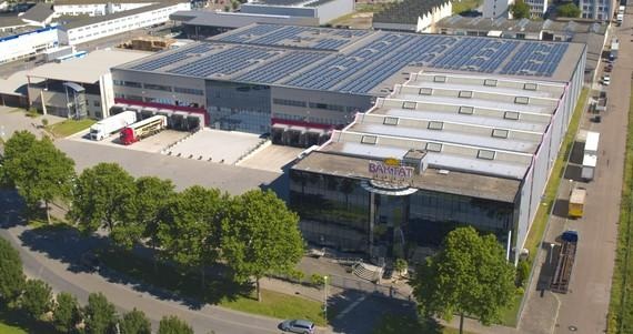 Das Logistikgebäude von Baktat mit knapp 750 kW Solardach. - © Foto: Wirsol