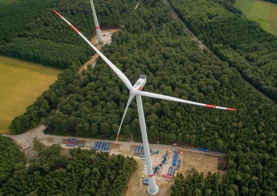 Nordex-Bickenbach | Nordex-Prototyp einer 3,3-Megawatt-Turbine fürs Binnenland in Bickenbach: Die Anlage mit 131 Meter Rotordurchmesser erfülle die Erwartungen an eine regelmäßige und erhöhte Windernte an den Binnenlandstandorten in Deutschland, teilte Nordex jetzt nach einem Jahr Pilotbetrieb der Anlage mit. Das habe sie trotz eines schwachen Windjahres bewiesen. Im bundesweiten Zubau lässt allerdings ausgerechnet das Süd-Bundesland Baden-Württemberg schon wieder nach. In Rheinland-Pfalz hingegen, aber auch noch in Bayern, bleibt die Nachfrage nach Binnenlandturbinen (fast) unverändert hoch. Und in Nordrhein-Westfalen nimmt sie noch zu. - © Nordex SE