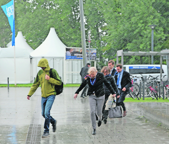 HUSUM Wind unter Sturmtief Sebastian | Sturmtief Sebastian scheucht Messegäste aus der Windenergie-Schau Husum Wind. Viele Besucher und Standbetreiber zogen allerdings nach der Räumung der vier Ausstellungszelte in die beiden festen Gebäude der Messe um: in Halle 5 und ins Kongresszentrum. Die Kongress-Foren zu unterschiedlichsten Fachthemen fanden am Nachmittag weiterhin statt. Foren in Halle zwei zu Innovationen und Offshore-Windenergie mussten hingegen genauso ausfallen wie ein von ERNEUERBARE ENERGIEN in der Empfangshalle vor Halle 1 geplanter Mittagstalk über Ausschreibungen. - © Nicole Weinhold