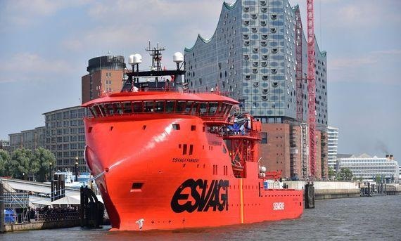 Esvagt-Service-Schiff in Hamburg | Esvagt Faraday, das zweite sogenannte Service Operation Vessel (SOV) - also Schiff für Instandhaltungsbetrieb - ist für den Service in Offshore-Windparks entworfen und gebaut. Hier beim Ablegen in Hamburg geht es für seine erste Vertragsfahrt für Offshore-Windturbinenhersteller Siemens an den Start. Das erste SOV von Esvagt, die Esvagt Froude, ist bereits für Siemens Wind Power im Einsatz. - © Glyn Lowe Photoworks/flickr/(CC BY 2.0)