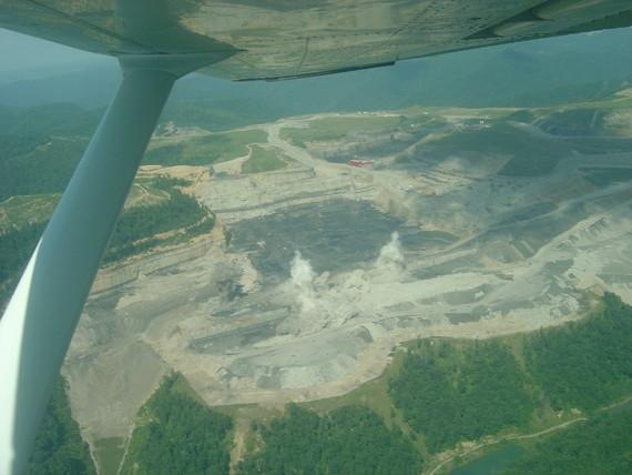 Kohlebergbau, Tagebau USA, Appalachen | Mountaintop Removal Mining Blast nennt sich das Verfahren zum Steinkohletagebau in den Appalachen in den USA. Dort werden die Bergkuppen nach und nach abgesprengt, um an die dann offen liegenden Flöze zu gelangen. Im Verlauf dieses Tagebaus entstehen durch die Sprengungen auch Krater wie hier im Tagebau Eunice in West Virginia. - © wikimedia commons