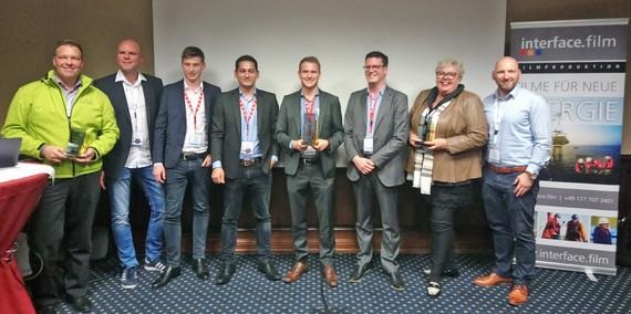 Die Award-Verleihung auf den Windenergietagen in Warnemünde (v.l.): Henning Wegner (Energy Consult), Veranstalter Bernd Weidmann (wind-turbine.com), Thomas Stahel, Moris Isik, Tobias Bitterli und Matthias Stettler von Greenmatch, Delia Richter und Daniel Engelhardt (Windmanager) - © Foto: Andreas Guba