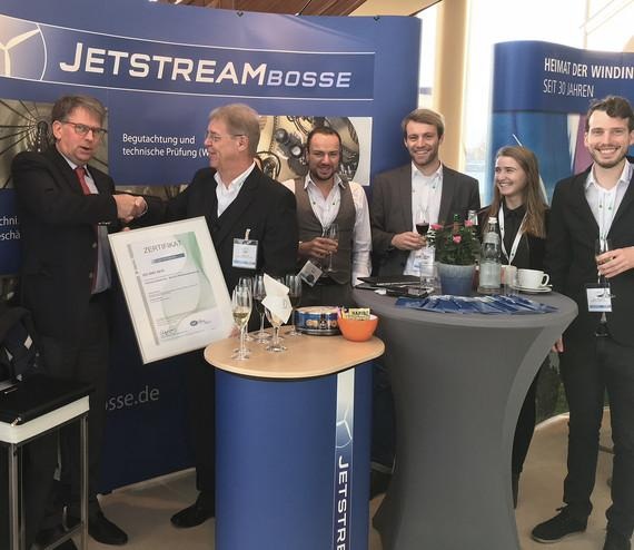 Hans-Georg Lindemann (links), Leiter Vertrieb Region Nordost der Dekra Certification GmbH, Büro Berlin, überreichte das Zertifikat auf den Windenergietagen an Jetstream-Geschäftsführer Peter Bosse und gratulierte ihm. Die Mitarbeiter des Unternehmens freuten sich über die Auszeichnung. - © Foto: Nicole Weinhold