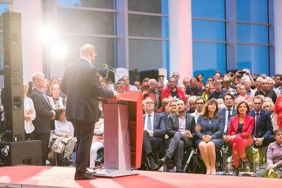 WK Martin Schulz | Harte Wahltour des SPD-Chefs vor Landesgenossen - hier eine passende Szene noch aus dem Bundestagswahlkampf 2017 vor Parteifreunden in Ludwigshafen mit der Rheinland-Pfälzischen Ministerprasidentin Malou Dreyer als Zuhörerin und moralische Unterstützerin in der ersten Reihe (rechts, rotes Kostüm). - © Wikimedia - Sven Mandel (CC BY-SA 4.0)