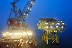 EWE Riffgat Umspannwerk | Das Schwerlastkranschiff Oleg Strashnov bei der installation des Umspannwerks im Offshore-Windpark Riffgat. - © Foto: EWE EWE Riffgat Umspannwerk | Das Schwerlastkranschiff Oleg Strashnov bei der installation des Umspannwerks im Offshore-Windpark Riffgat.