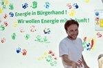 Bürgerwindpark | Windpark in Bürgerhand, nicht nur symbolisch auf dem Stahlturm. Am bayerischen Bürgerwindpark konnten sich die Einwohner direkt beteiligen. Das Projekt stammt von der Naturstrom AG, einem der Initiatoren von Rückenwind für Bayern. - © Foto: NATURSTROM AG