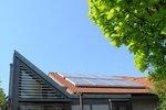 Solarthermie Kollektoren Einfamilienhaus | Je nach Dämmstandard, klimatischen Bedingungen und Dachausrichtung kann die Solarthermie bis zu 42 Prozent der Heizenergie für das Gebäude liefern. Im Schnitt liegen die Einsparungspotenziale bei gut 25 Prozent. - © Wagner amp;amp; Co. Solartechnik Solarthermie Kollektoren Einfamilienhaus | Je nach Dämmstandard, klimatischen Bedingungen und Dachausrichtung kann die Solarthermie bis zu 42 Prozent der Heizenergie für das Gebäude liefern. Im Schnitt liegen die Einsparungspotenziale bei gut 25 Prozent.
