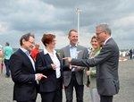 Juwi-Windpark am Hungersberg Eröffnungsfeier Juni 2014 | Juwi-Windpark am Hungersberg – ein 30-Megawatt-Projekt mit den Vestas-Binnenlandturbinen V112. Ein Joint Venture von Juwi und dem hessischen Energieversorgung Offenbach (EVO) projektierte den Windpark und betreibt ihn: Die EVO-Vorstände Kurt Hunsänger und Heike Heim, Juwi-Gründer Fred Jung sowie die rheinland-pfälzische Energieministerin Eveline Lemke und ihr hessischer Amtskollege Tarek Al-Wazir (v.l.n.r.) feierten die Eröffnung nun offiziell. - © Foto: juwi