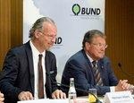 BUND amp; BWE - Albers amp; Weiger | BWE-Präsident Hermann Albers (links) und der BUND-Vorsitzende Hubert Weiger fordern die Bundesregierung auf einer Pressekonferenz auf, gesetzlich zu Energieeinsparungen beizutragen und die Potenziale der Windkraft zu nutzen. - © Foto: BWE