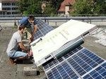 Leistungsmessung LED-Flasher | Der Prüfer setzt den Flasher auf das Modul und löst die LEDs aus, die Sonneneinstrahlung unter Testbedingungen auf das Modul simulieren. Am Ende kommt eine Kennlinie heraus, aus der der Prüfer den konkreten Leistungsverlust des Moduls ablesen kann. - © PI Berlin Leistungsmessung LED-Flasher | Der Prüfer setzt den Flasher auf das Modul und löst die LEDs aus, die Sonneneinstrahlung unter Testbedingungen auf das Modul simulieren. Am Ende kommt eine Kennlinie heraus, aus der der Prüfer den konkreten Leistungsverlust des Moduls ablesen kann.