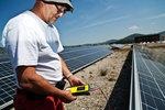 Betriebsingenieur bei der Abnahme einer Solaranlage auf der freien Fläche. - © Foto: Tritec