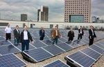 Sonneninitiative | Bürgersonnenkraftwerk auf der Messehalle Frankfurt. Mit Projekten wie diesem wirbt der Verein Solarinitiative für den Umwelt- und Klimaschutz durch Förderung regenerativer Energien. Das treibt auch den Jobmotor erneuerbare Energien an. - © Sonneninitiative