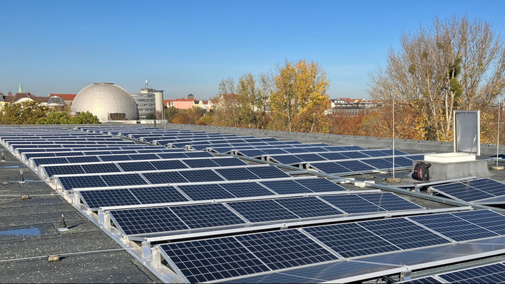 © Berliner Stadtwerke Mittelgroße Solaranlagen wie diese hier auf einer Schule in Berlin-Pankow sind noch einigermaßen gefragt. Sie können aber den Rückgang in anderen Segementen bestenfalls ausgleichen.