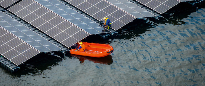 © Foto: Silke Reents Die Floating-PV-Anlage auf dem Cottbuser Ostsee wächst, wie auch der größte Bergbaufolgesee Ostdeutschlands selbst, der sich noch in der Flutung befindet.