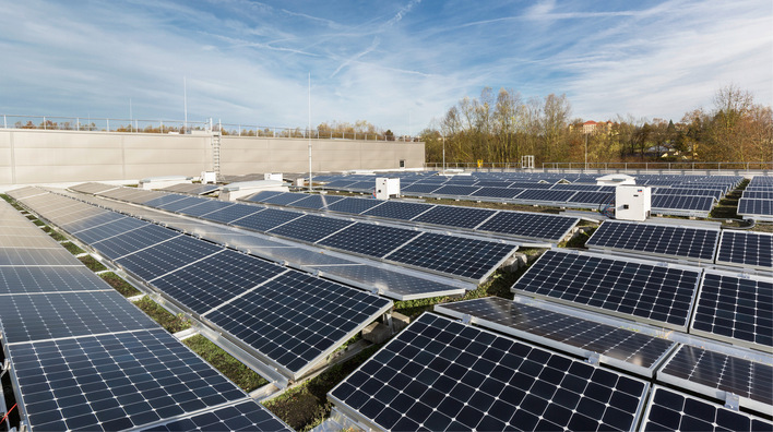 © Foto: SMA Industriebetriebe nutzen eigene Sonnenenergie und Strom aus dem Netz. Mit einer Preisoptimierung sparen sie nicht nur Kosten. Sie können damit auch die Netze entlasten.