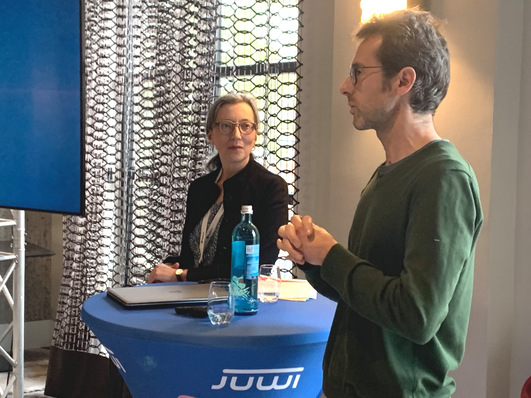 © Nicole Weinhold Katharina Wolf, freie Journalistin und Moderatorin, links, fragt Tobias März im Anschluss an seinen Vortrag nach der aktuellen Ausrichtung der Letzten Generation.