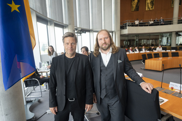 © Marc-Steffen Unger - Deutscher Bundestag Bundeswirtschaftsminister Robert Habeck und der Leiter des Ausschusses für die Angelegenheiten der Europäischen Union, Anton Hofreiter (rechts). Beide Bündnis 90/Die Grünen.